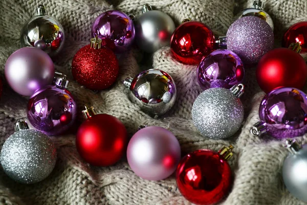 Ασημί, κόκκινο και μοβ μπάλες με άλλα χριστουγεννιάτικα στολίδια και παιχνίδια — Φωτογραφία Αρχείου
