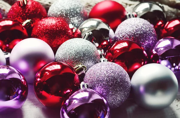 Boules d'argent, rouges et violettes avec autres décorations et jouets de Noël — Photo