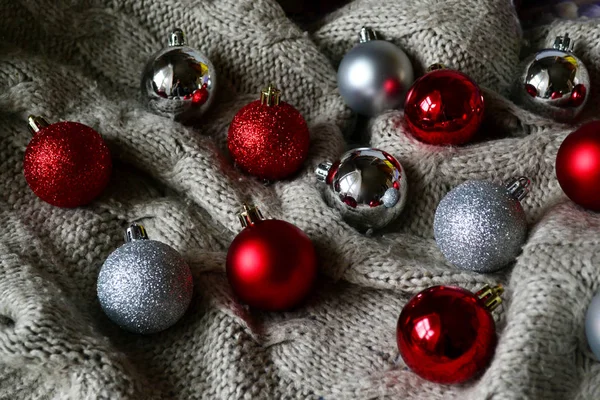 Boules d'argent, rouges et violettes avec autres décorations et jouets de Noël — Photo