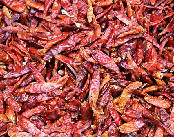 Muchos chiles rojos secos picantes en el mercado callejero — Foto de Stock