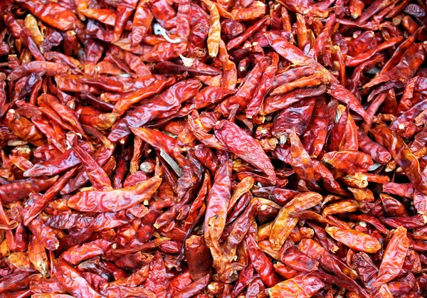 Muchos chiles rojos secos picantes en el mercado callejero — Foto de Stock