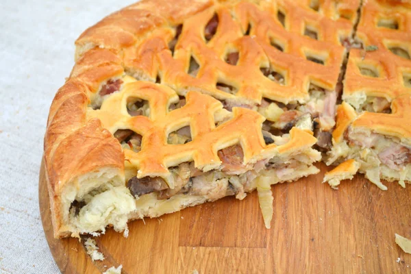 Sabroso pastel de pollo casero con cebolla y champiñones — Foto de Stock