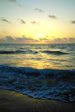 Mavi deniz ufuk üzerinde altın günbatımı