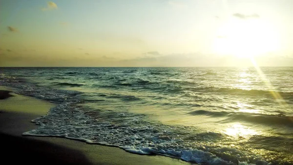 Золотой закат над синим морем. — стоковое фото