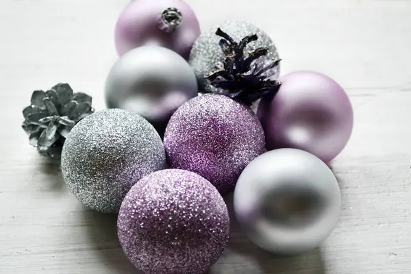 Stříbrné a fialové koule s jinými vánoční dekorace a hračky — Stock fotografie