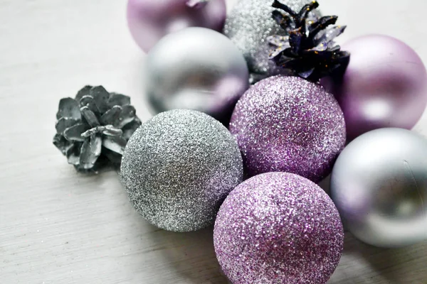 Stříbrné a fialové koule s jinými vánoční dekorace a hračky — Stock fotografie