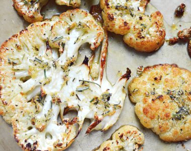 Vejetaryen kavrulmuş karnabahar biftek otlar ve sarımsak ile