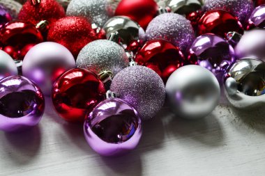 Diğer Noel süsleri ve oyuncaklar ile gümüş, kırmızı ve mor topları