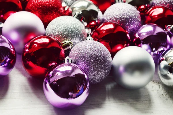 Zilver, rood en violet ballen met andere kerstversiering en speelgoed — Stockfoto