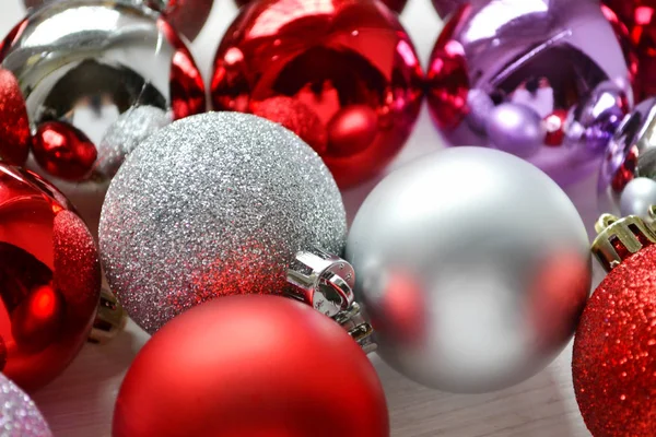 Bolas de plata, rojo y violeta con otras decoraciones y juguetes navideños — Foto de Stock