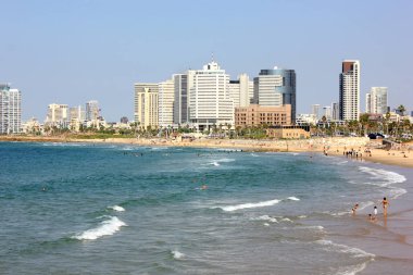 Tel Aviv plaj sahil manzaralı bir Akdeniz ve gökdelenler