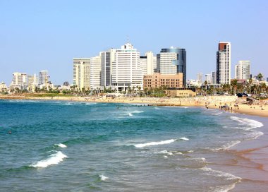 Tel Aviv plaj sahil manzaralı bir Akdeniz ve gökdelenler