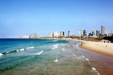 Tel Aviv plaj sahil manzaralı bir Akdeniz ve gökdelenler