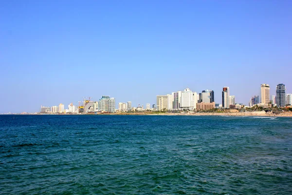 Spiaggia di Tel Aviv con vista sul Mar Mediterraneo e grattacieli — Foto Stock