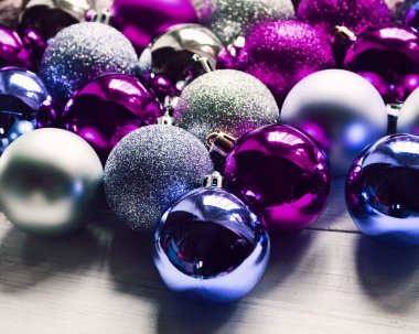 Gümüş ve menekşe topları diğer Noel süsleri ve oyuncaklar ile