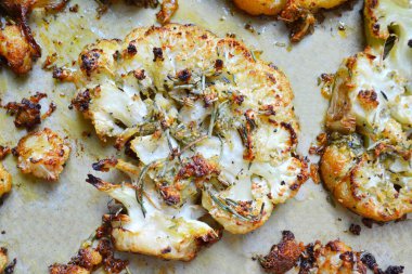 Vejetaryen kavrulmuş karnabahar biftek otlar ve sarımsak ile