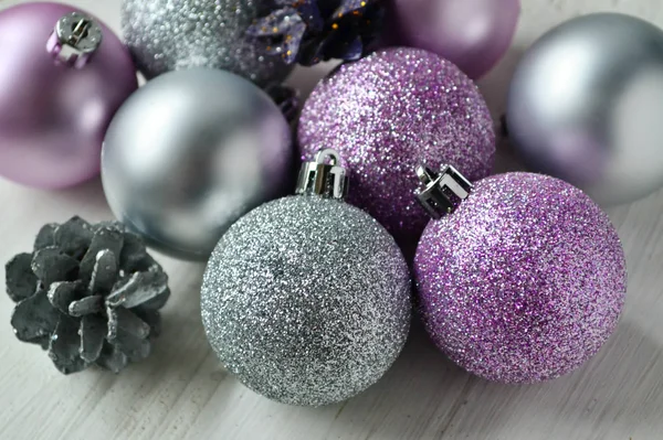 Bolas de plata y violeta con otras decoraciones y juguetes navideños — Foto de Stock
