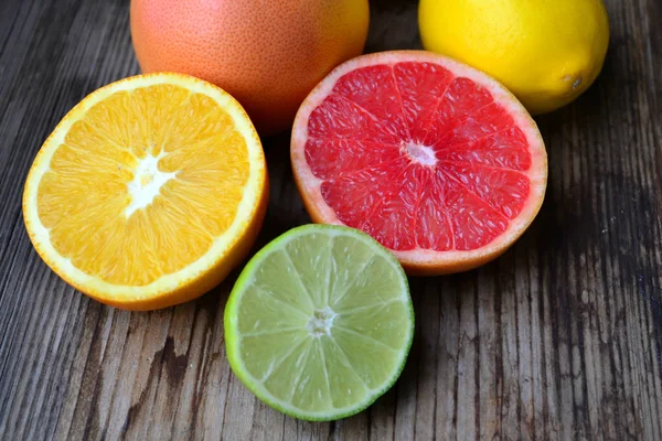Set van citrusvruchten uit pompelmoes, sinaasappelen en limoenen (lemmetjes) — Stockfoto