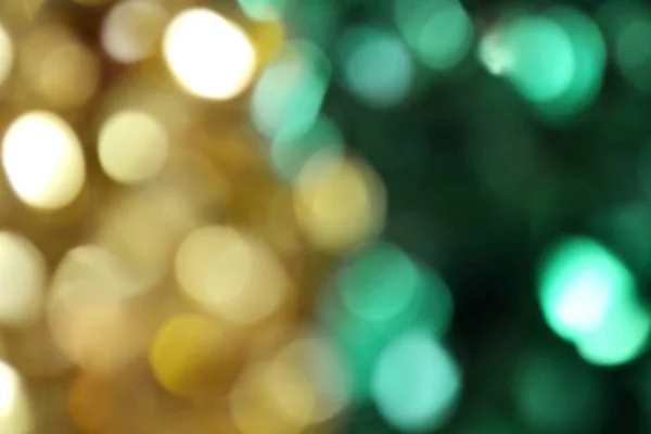 明るいと抽象ぼやけて黄金きらめくキラキラと緑の背景 — ストック写真