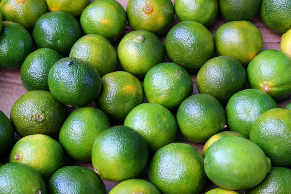 大量的新鲜的酸橙绿色在市场 — 图库照片