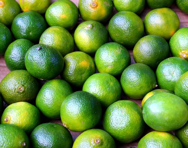 Mnóstwo świeżej zielonej limonki na rynku — Zdjęcie stockowe