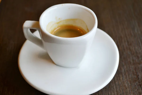 Küçük beyaz fincan espresso kahve — Stok fotoğraf