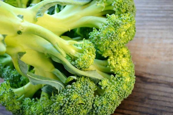 Zdravá brokolice syrové a čerstvé zelí na dřevěný stůl — Stock fotografie