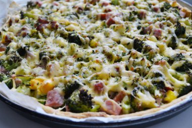 Brokoli, yumurta, peynir ve et lezzetli pizza