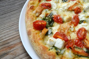 Büyük sıcak pizza domates, beyaz peynir ile ıspanak