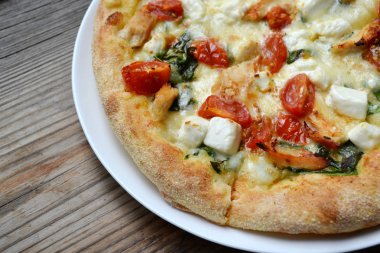 Büyük sıcak pizza domates, beyaz peynir ile ıspanak