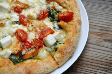 Büyük sıcak pizza domates, beyaz peynir ile ıspanak