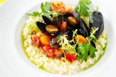 Deniz ürünleri midye ve karides beyaz tabakta lezzetli risotto