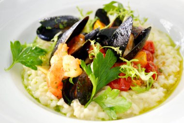 Deniz ürünleri midye ve karides beyaz tabakta lezzetli risotto