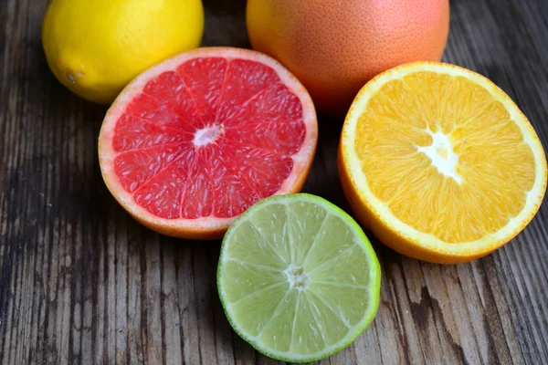 从柚子，橙子和酸橙的柑橘类水果一套 — 图库照片