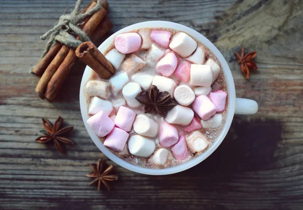 Copa blanca de cacao caliente con malvaviscos, anís estrellado y canela — Foto de Stock