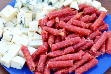 Mavi Plaka farklı tür peynir ve küçük sosis