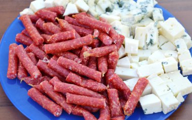 Mavi Plaka farklı tür peynir ve küçük sosis