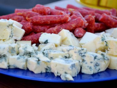 Mavi Plaka farklı tür peynir ve küçük sosis