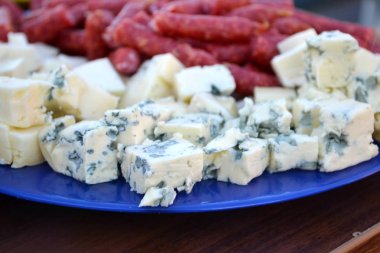 Mavi Plaka farklı tür peynir ve küçük sosis