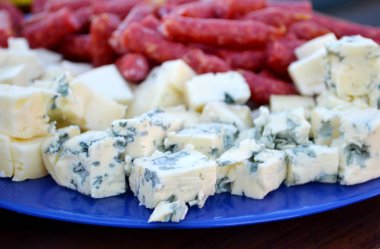 Mavi Plaka farklı tür peynir ve küçük sosis