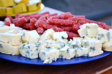 Mavi Plaka farklı tür peynir ve küçük sosis