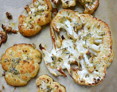 Vejetaryen kavrulmuş karnabahar biftek otlar ve sarımsak ile