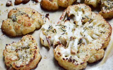 Vejetaryen kavrulmuş karnabahar biftek otlar ve sarımsak ile