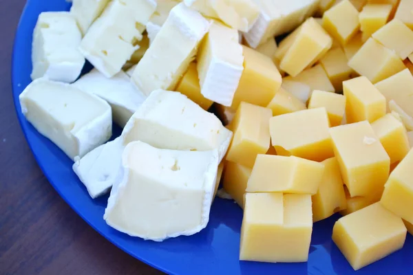 Peynir çeşitleri ile mavi tabak — Stok fotoğraf