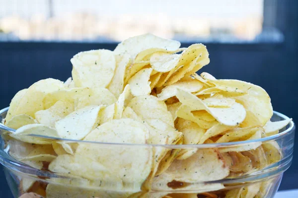 Cuenco lleno de sabrosas papas fritas y poco saludables — Foto de Stock