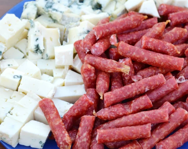 Mavi Plaka farklı tür peynir ve küçük sosis