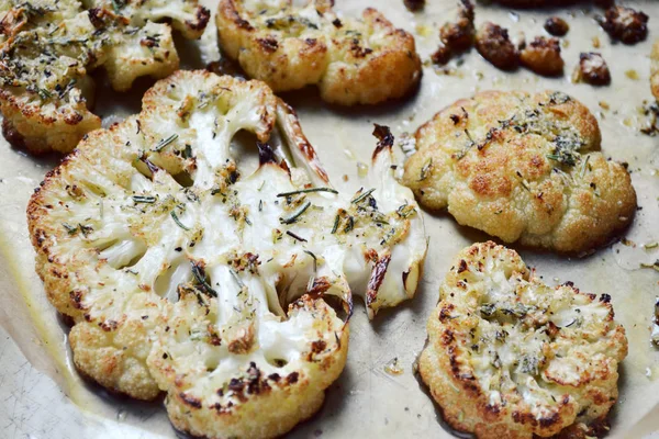 Vejetaryen kavrulmuş karnabahar biftek otlar ve sarımsak ile