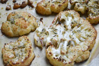 Vejetaryen kavrulmuş karnabahar biftek otlar ve sarımsak ile