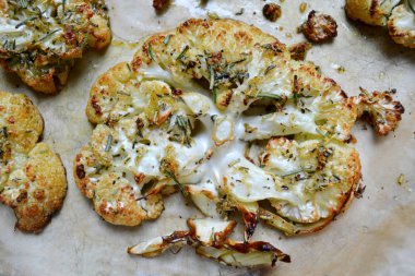 Vejetaryen kavrulmuş karnabahar biftek otlar ve sarımsak ile