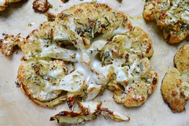 Vejetaryen kavrulmuş karnabahar biftek otlar ve sarımsak ile